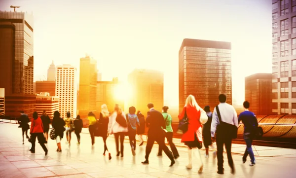 Zakenmensen wandelen in de stad — Stockfoto