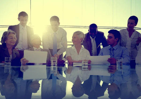 Grupo de empresários em reunião corporativa — Fotografia de Stock