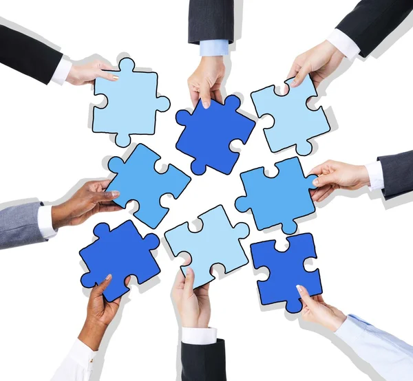 Gruppo di Mani con Puzzle — Foto Stock