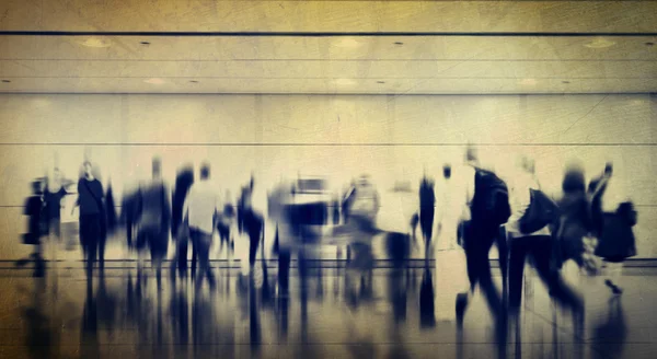 Silhouetten van zakenmensen die lopen — Stockfoto