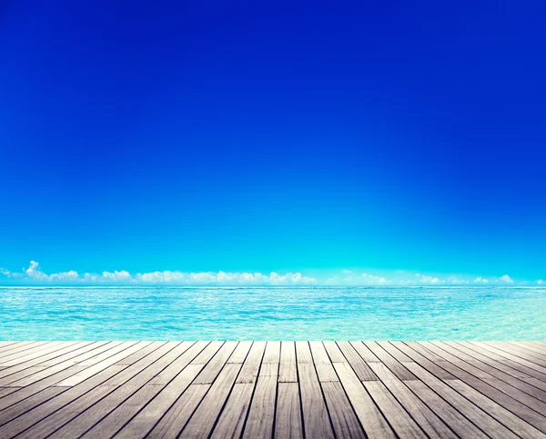 Träplankor och blå havet — Stockfoto