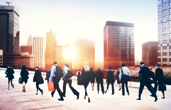 Gente de negocios caminando en la ciudad — Foto de Stock