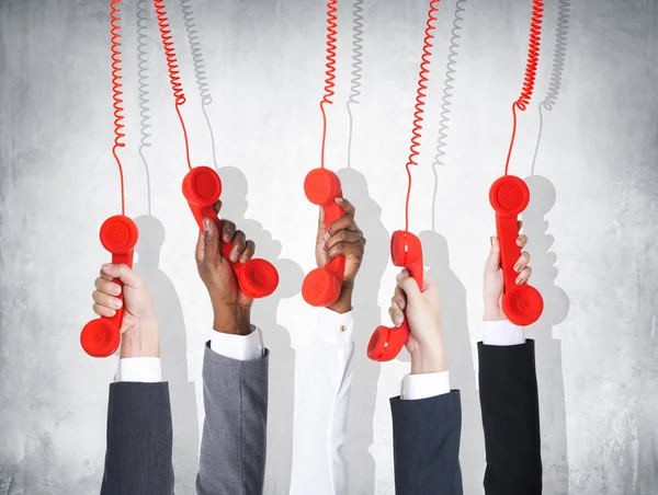 Gente de negocios con teléfonos rojos — Foto de Stock