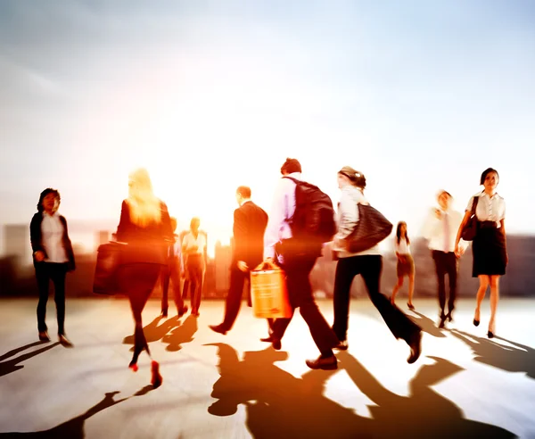 Silhouetten van zakenmensen die lopen — Stockfoto