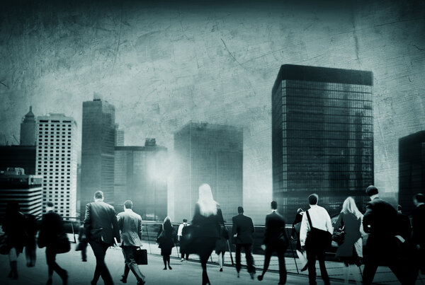 Деловые люди, гуляющие в час пик
