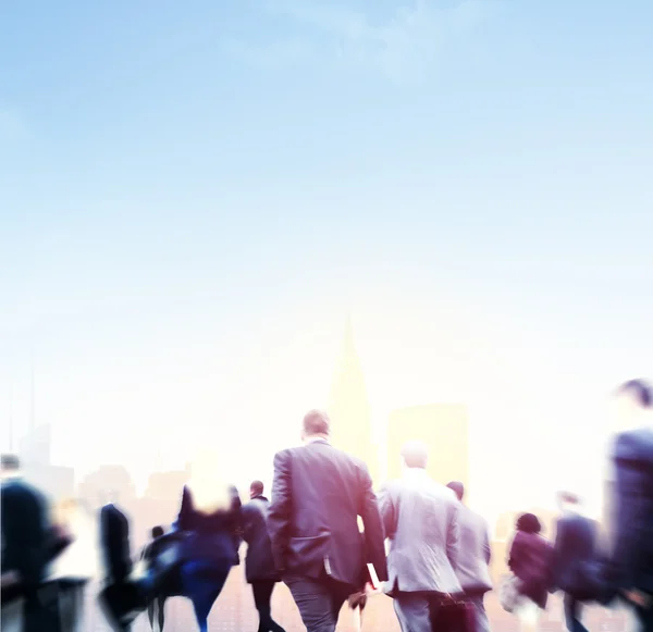 Silhouetten van zakenmensen die lopen — Stockfoto