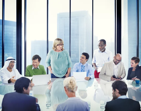 Mensen uit het bedrijfsleven op zakelijke bijeenkomst — Stockfoto
