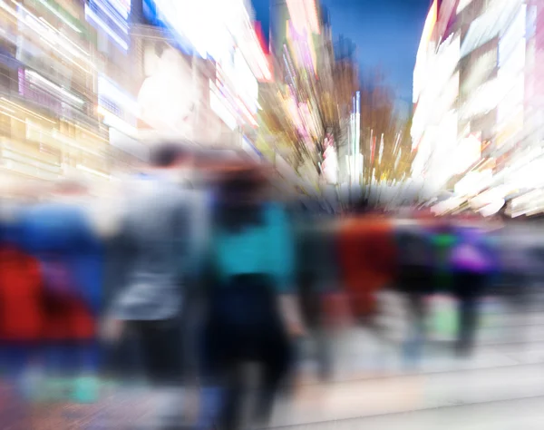 Menschen zu Fuß in der Stadt — Stockfoto