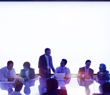 Şirket toplantısında iş adamları 