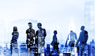 Yürüyen iş adamlarının siluetleri