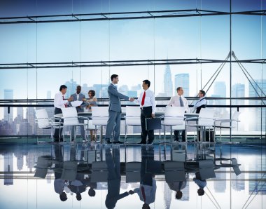 İki işadamı el sıkışıyor