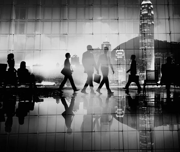Üzleti emberek gyaloglás — Stock Fotó