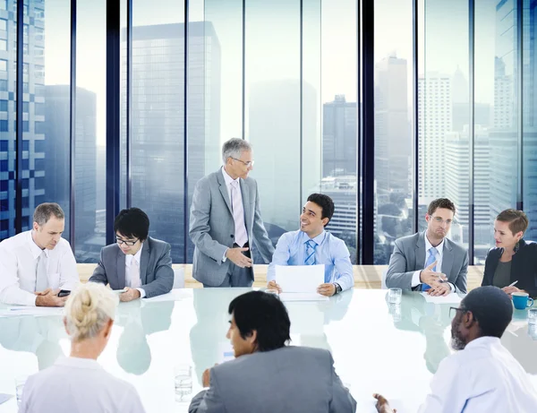 Деловые люди на корпоративной встрече — стоковое фото