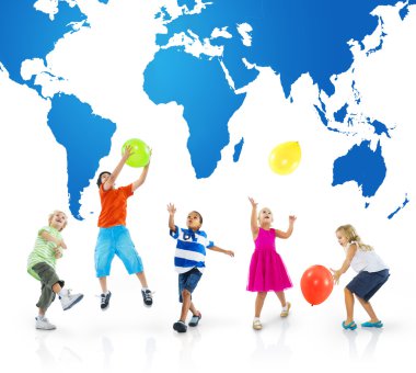 Çocuklar balonlarla oynuyor