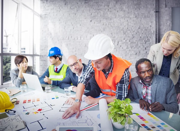 Architectes et ingénieurs travaillant au bureau — Photo