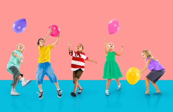 Niños jugando con globos —  Fotos de Stock