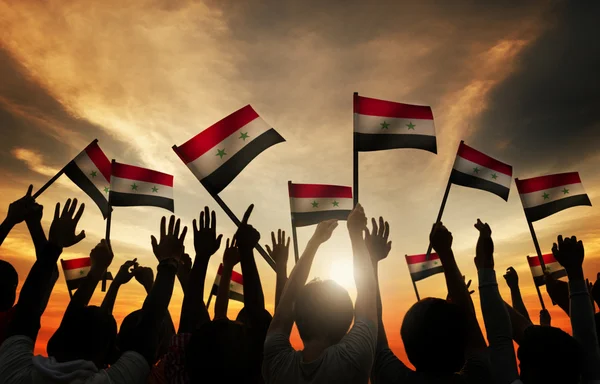Gente ondeando banderas de Siria —  Fotos de Stock