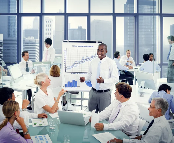 Mensen uit het bedrijfsleven met zakelijke discussie — Stockfoto