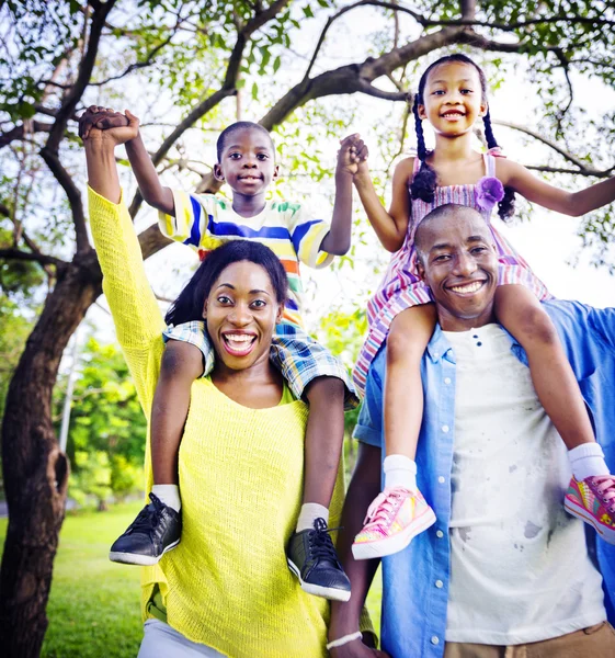 Retrato de una familia africana feliz — Foto de Stock