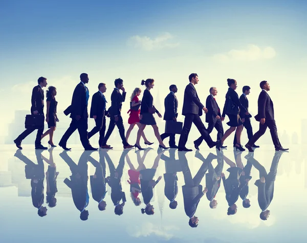 Mensen uit het bedrijfsleven lopen in de stad Concept — Stockfoto