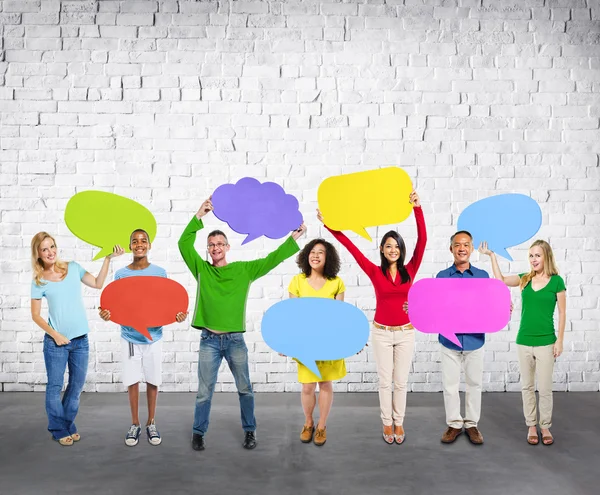 Gente con burbujas del habla. Concepto de comunicación — Foto de Stock