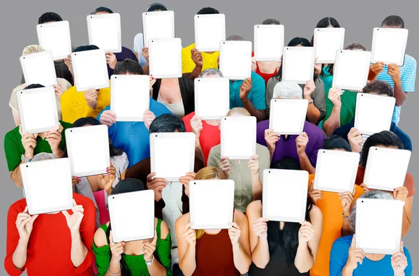 Разнообразие людей, покрывающих лица с помощью цифровых таблеток — стоковое фото