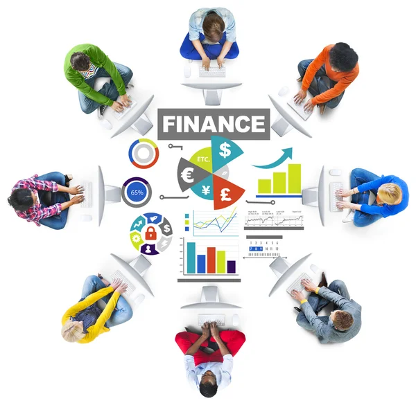 Groupe de personnes et tableau des finances — Photo