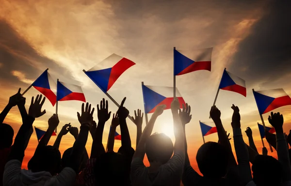 Groep mensen zwaaien vlag van Filipijnen — Stockfoto