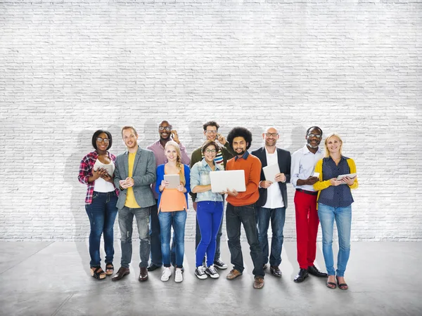 Groep van mensen met behulp van digitale devies — Stockfoto