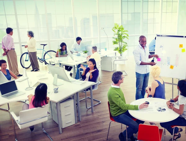 Les gens d'affaires à la présentation au Bureau — Photo