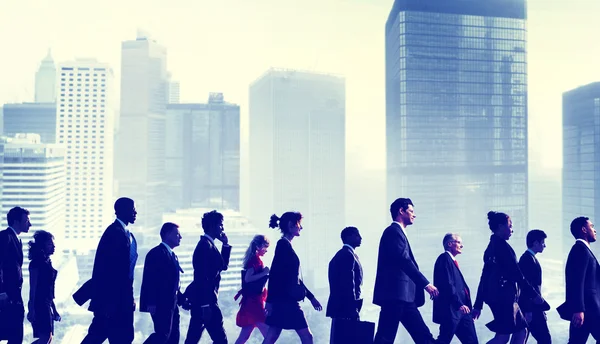 Pessoas de negócios caminhando no conceito de cidade — Fotografia de Stock