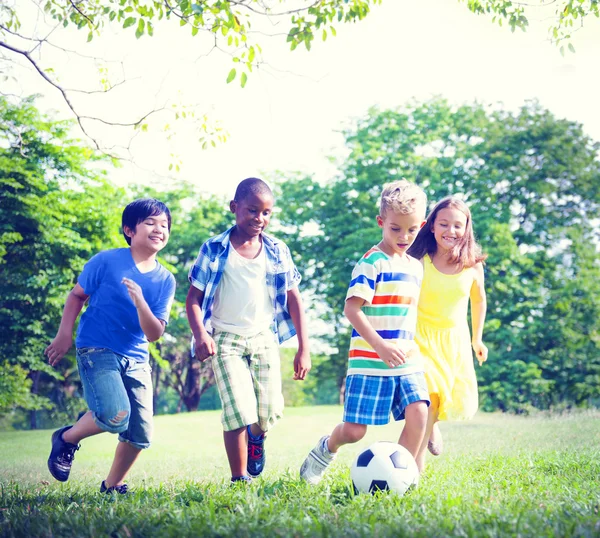 Niños jugando fútbol — Foto de Stock