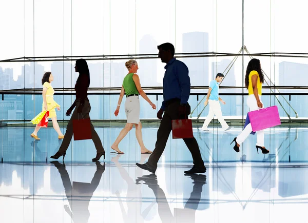 Diversität Gruppe von Menschen zu Fuß — Stockfoto