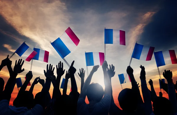 Ομάδα ανθρώπων που κυματίζουν τις σημαίες γαλλική — Φωτογραφία Αρχείου
