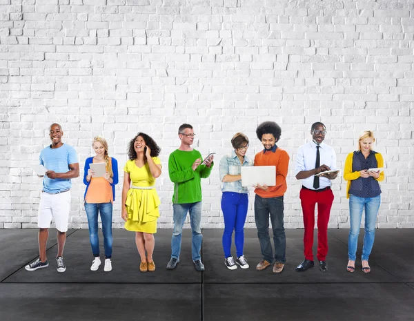 Människor som står tillsammans med digitala enheter — Stockfoto