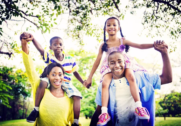 Retrato de una familia africana feliz — Foto de Stock