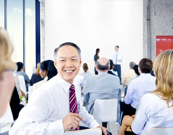 Les gens d'affaires à la présentation au Bureau — Photo