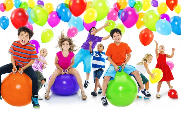 Niños felices jugando juntos — Foto de Stock