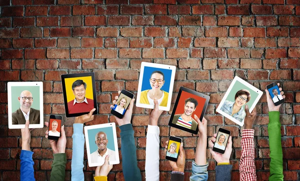 Mensen bedrijf digitale apparaten — Stockfoto