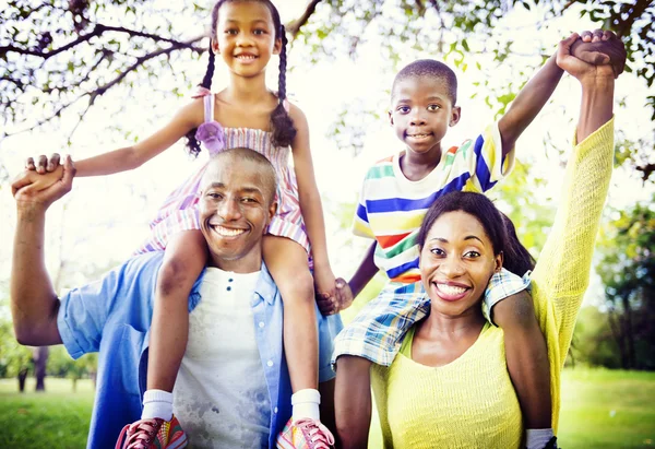 Retrato de una familia africana feliz — Foto de Stock