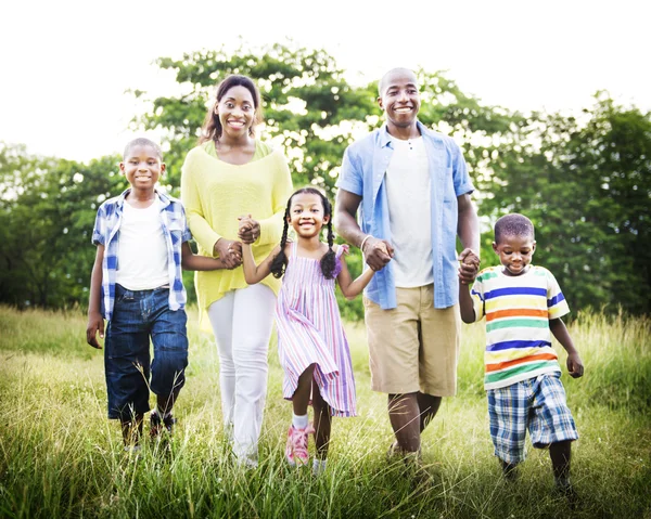 Retrato de una familia africana feliz — Foto de Stock