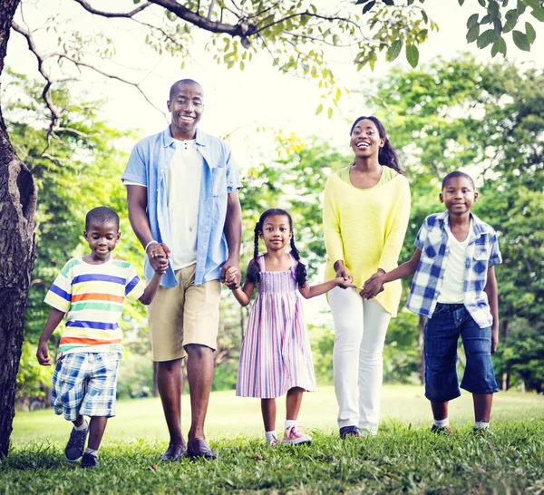 Retrato de una familia africana feliz — Foto de Stock