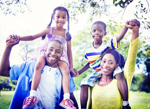 Porträtt av en lycklig afrikanska familj — Stockfoto