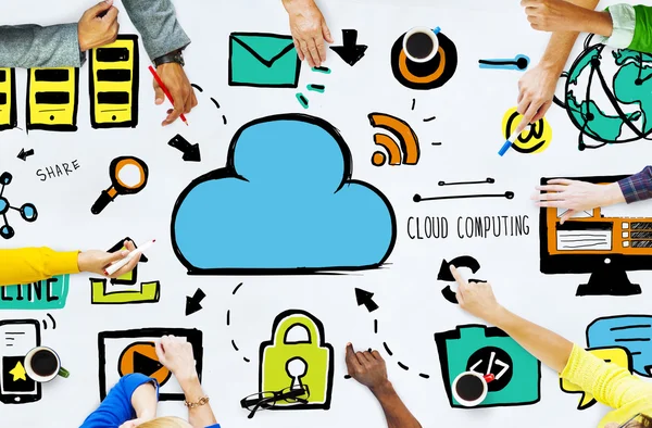 Gruppo di persone e concetto di informazione sul cloud computing — Foto Stock