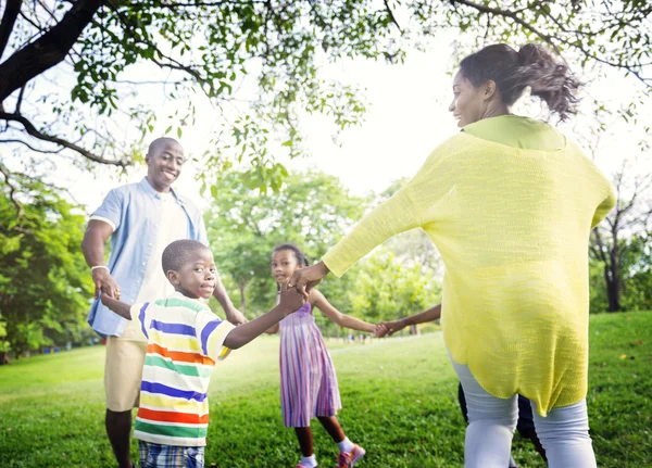 Lycklig afrikanska familj i parken — Stockfoto