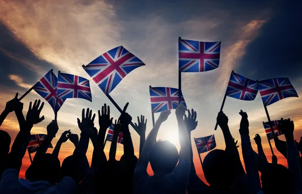 Les gens agitant des drapeaux britanniques — Photo