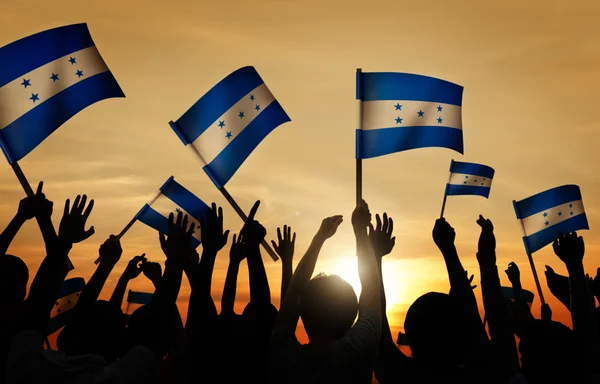 Grupo de personas ondeando banderas de Honduras —  Fotos de Stock