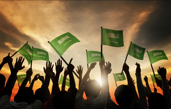 Les gens agitant des drapeaux de l'Arabie Saoudite — Photo