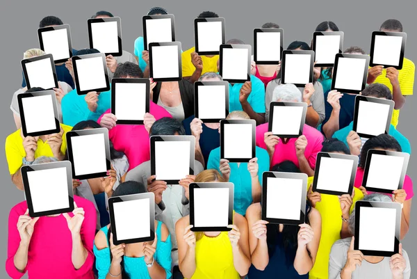 Çeşitlilik insanların yüz dijital tablet ile kaplama — Stok fotoğraf
