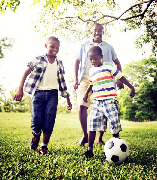 Baba ve oğullar futbol oynarken — Stok fotoğraf